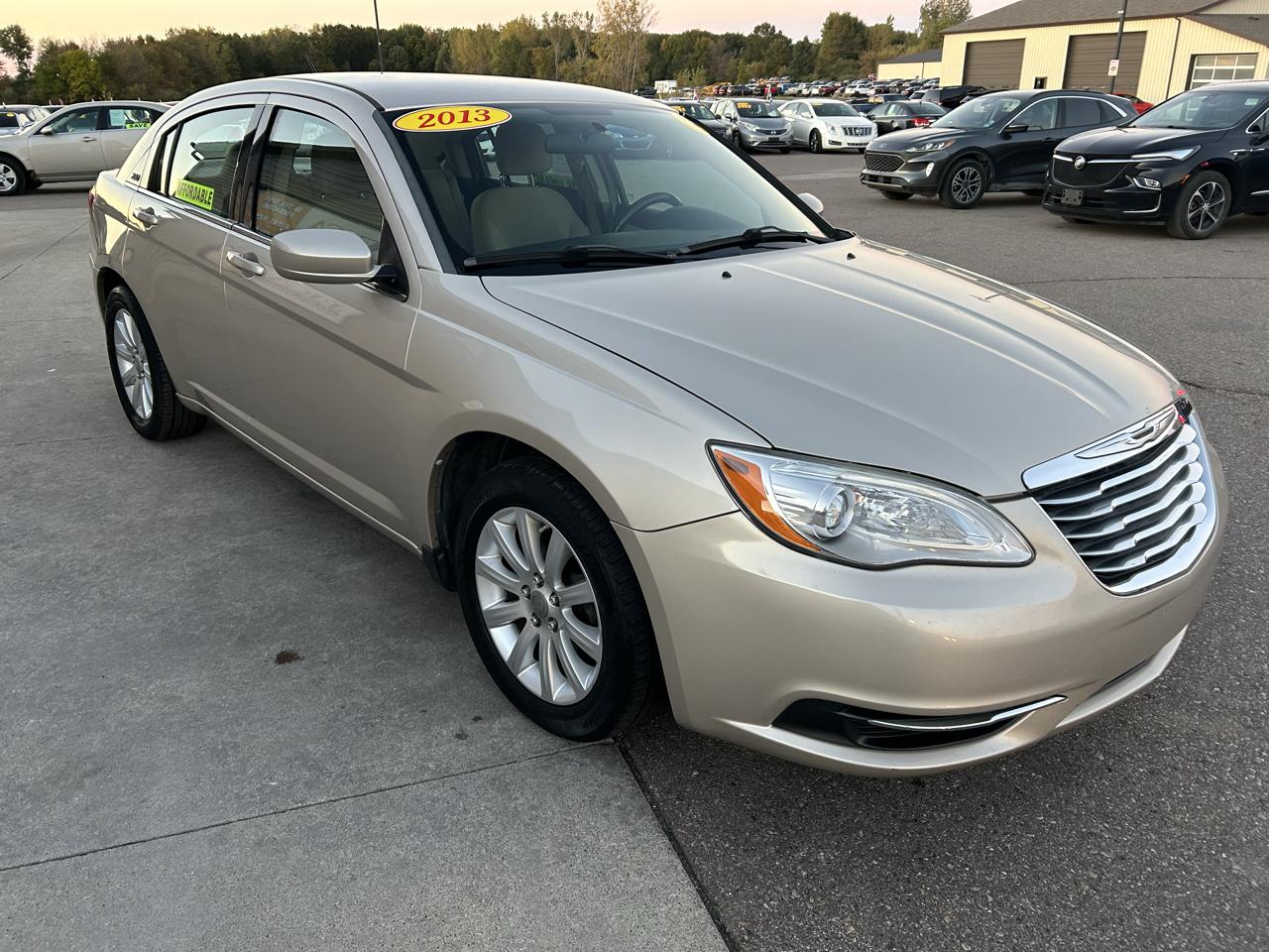 Chrysler 200 4dr Sdn Touring 2013