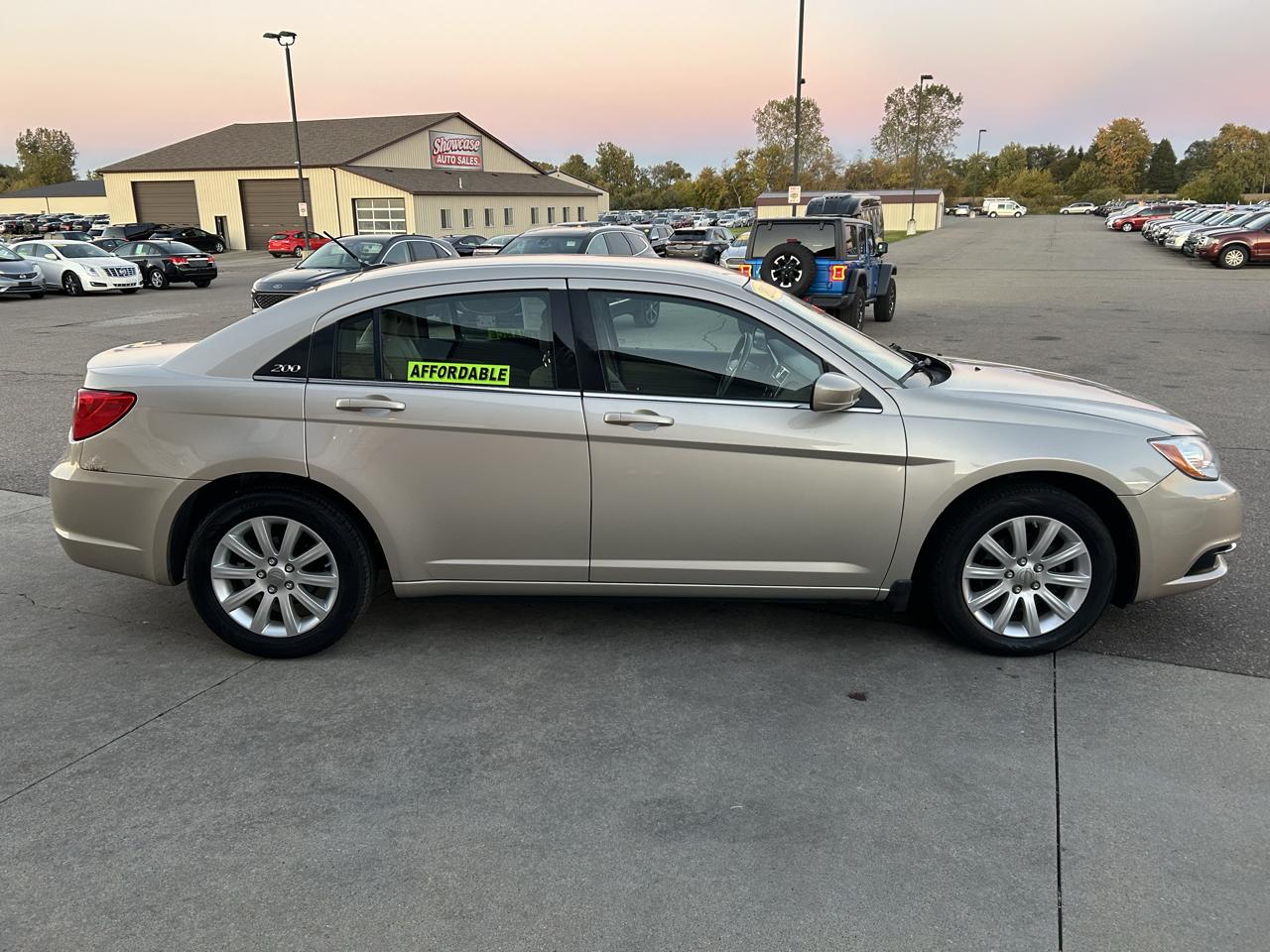 Chrysler 200 4dr Sdn Touring 2013