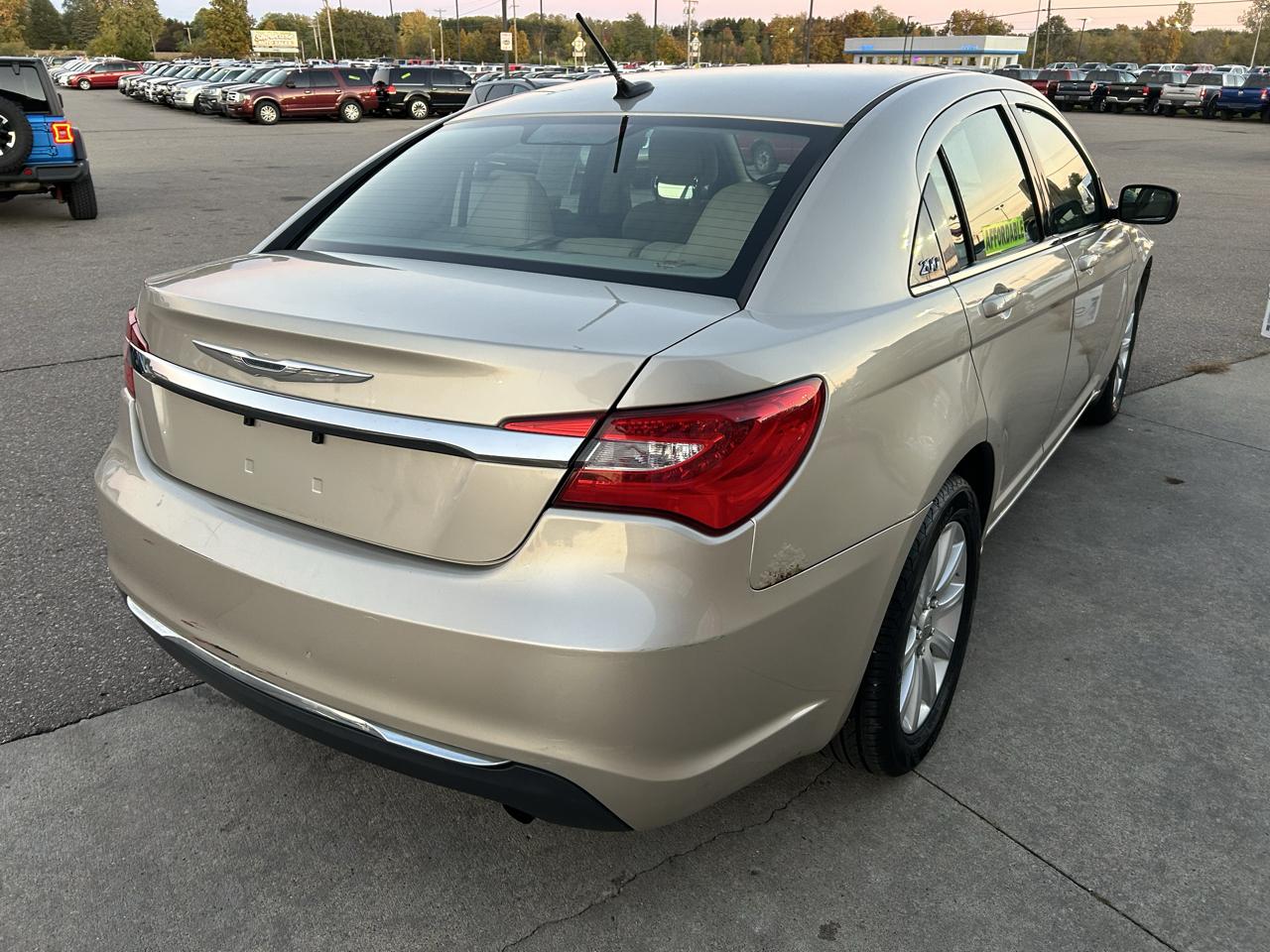 Chrysler 200 4dr Sdn Touring 2013