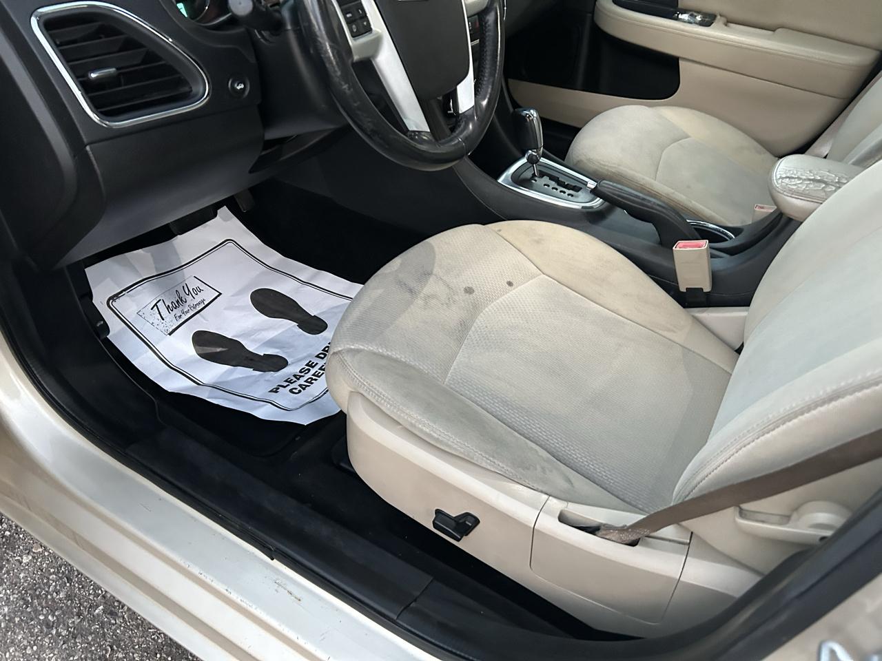 Chrysler 200 4dr Sdn Touring 2013