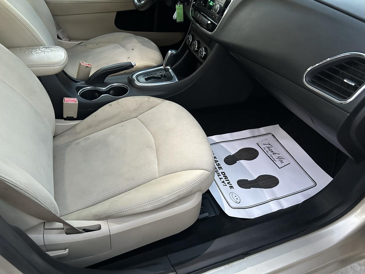 Chrysler 200 4dr Sdn Touring 2013