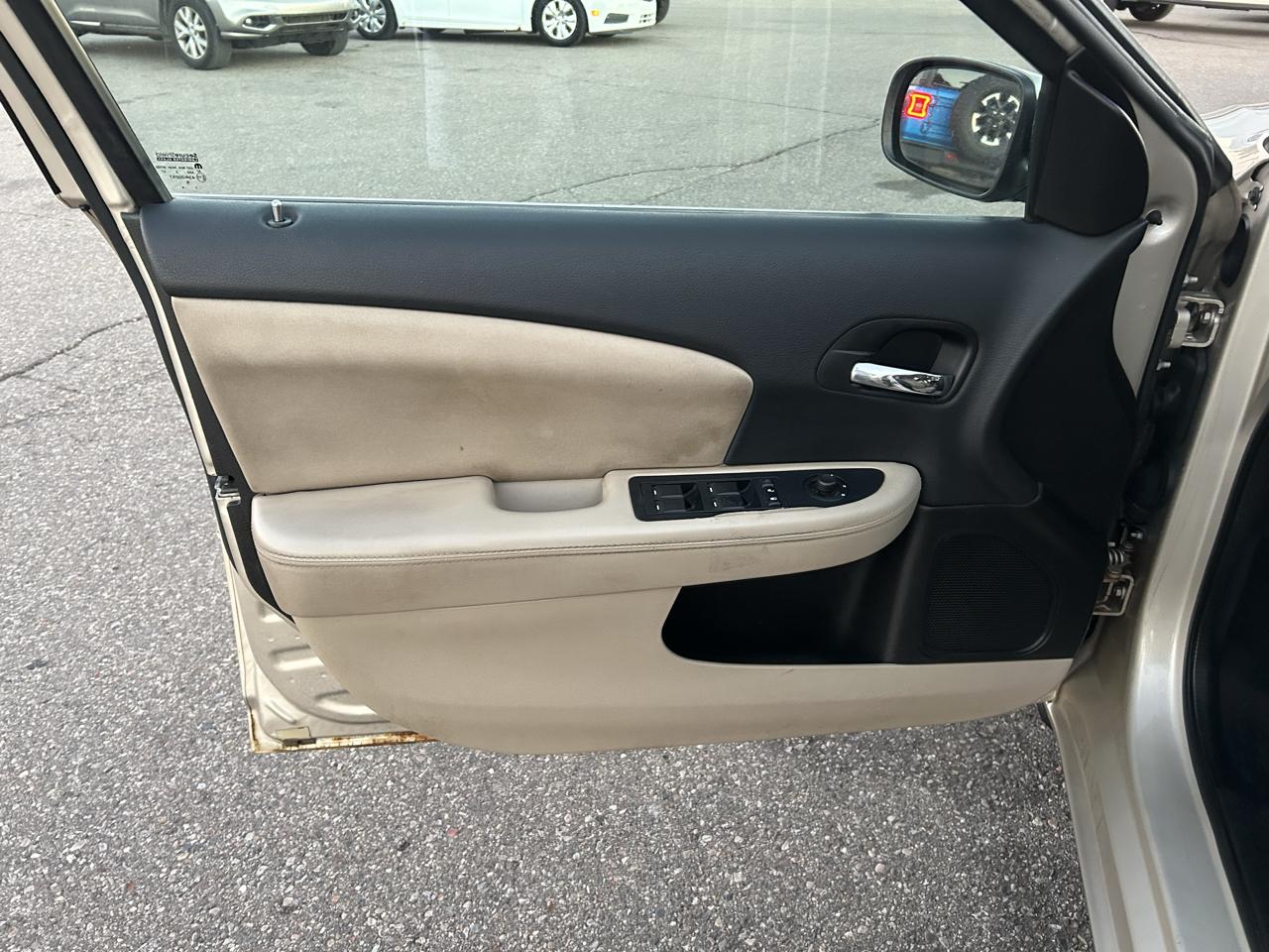 Chrysler 200 4dr Sdn Touring 2013
