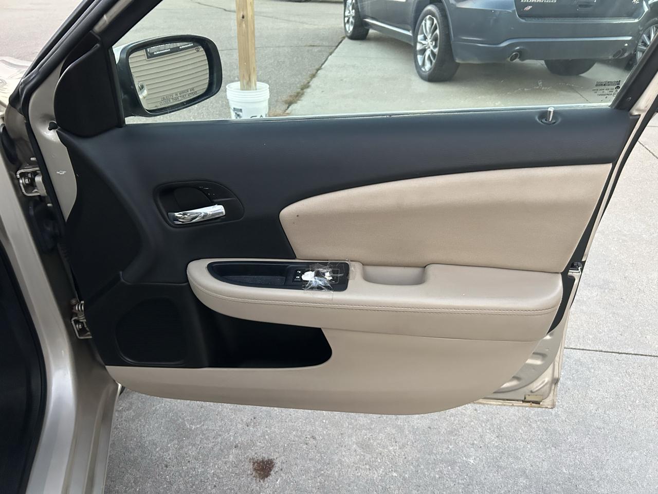Chrysler 200 4dr Sdn Touring 2013