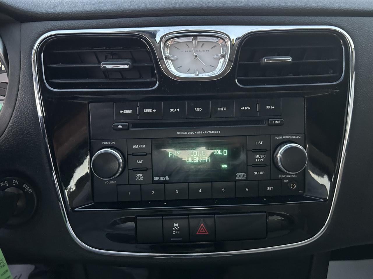Chrysler 200 4dr Sdn Touring 2013