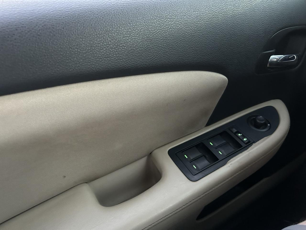 Chrysler 200 4dr Sdn Touring 2013