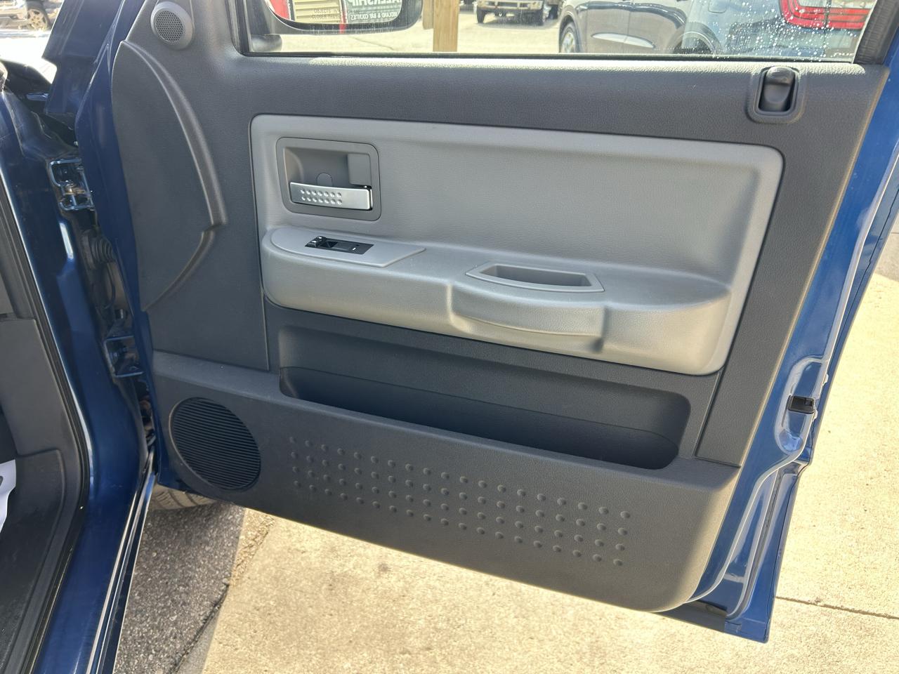 Dodge Dakota 4WD Crew Cab Laramie 2010
