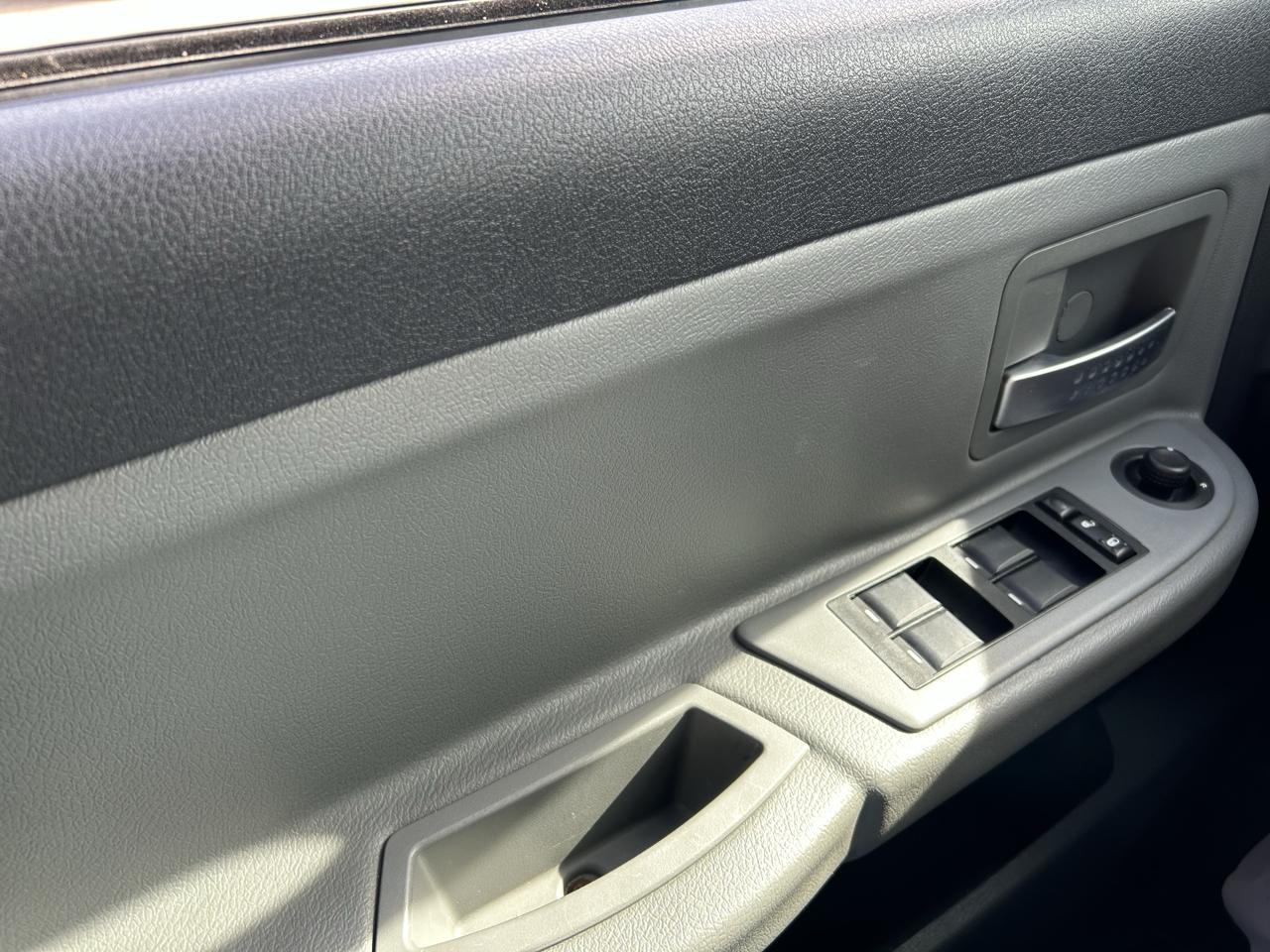 Dodge Dakota 4WD Crew Cab Laramie 2010
