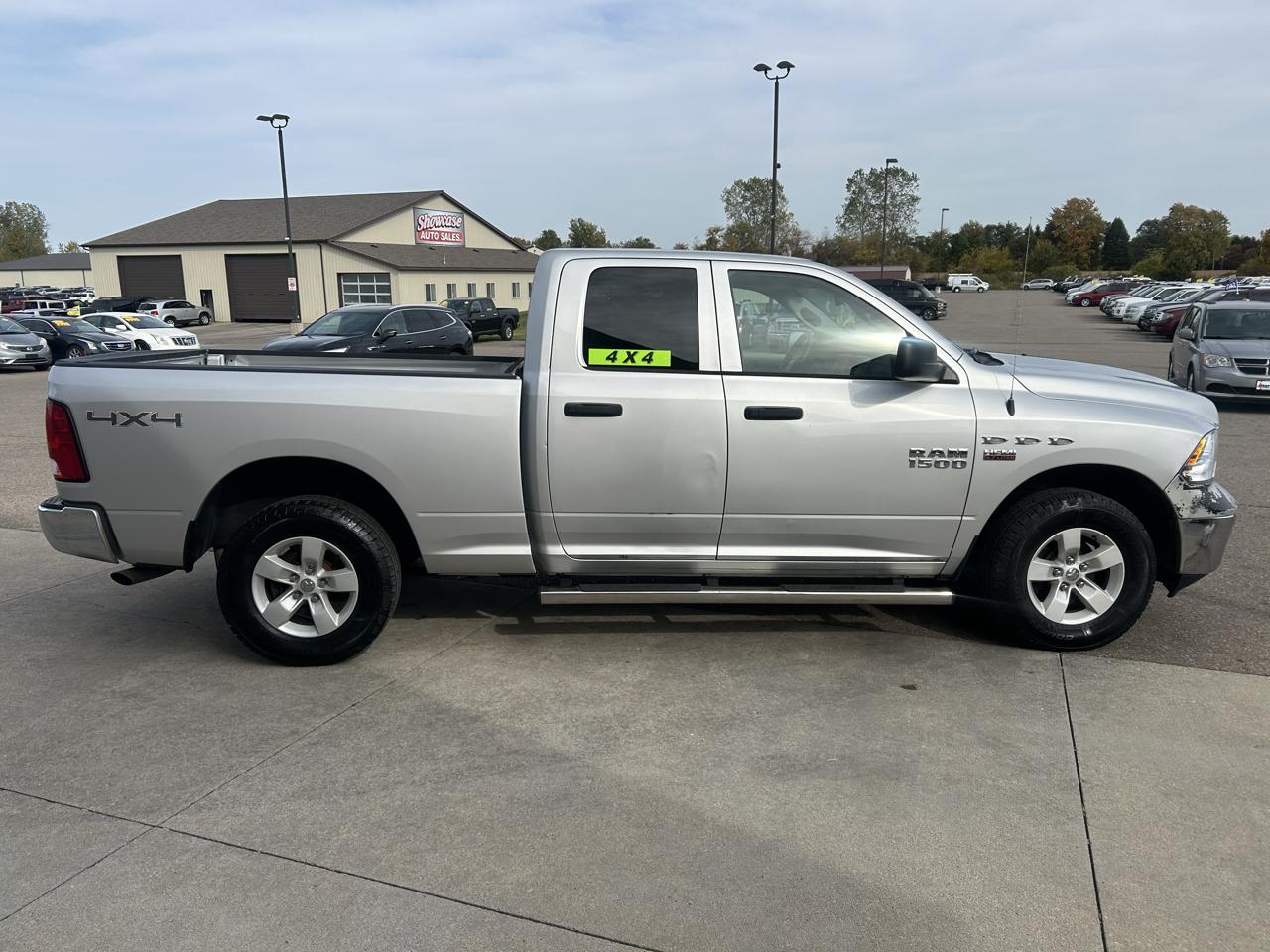 RAM 1500 4WD Quad Cab 140.5" ST 2016