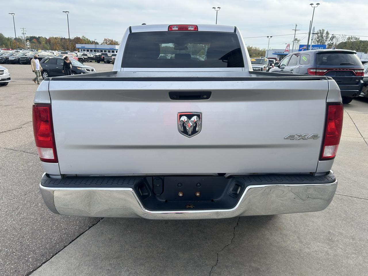 RAM 1500 4WD Quad Cab 140.5" ST 2016