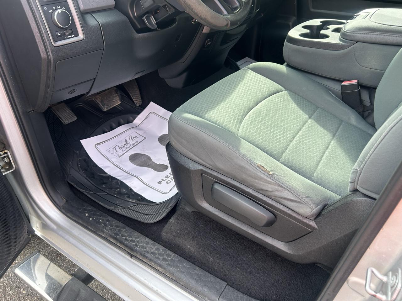 RAM 1500 4WD Quad Cab 140.5" ST 2016