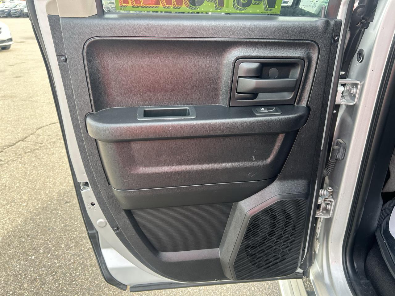RAM 1500 4WD Quad Cab 140.5" ST 2016
