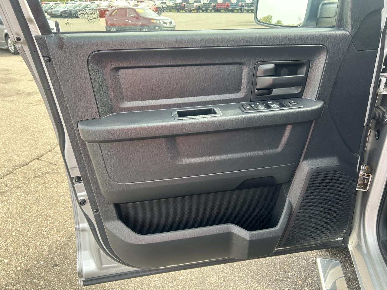RAM 1500 4WD Quad Cab 140.5" ST 2016