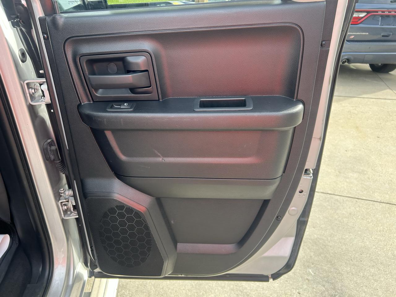 RAM 1500 4WD Quad Cab 140.5" ST 2016