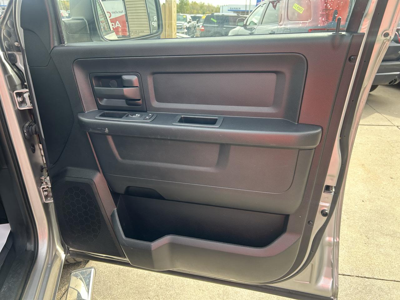 RAM 1500 4WD Quad Cab 140.5" ST 2016