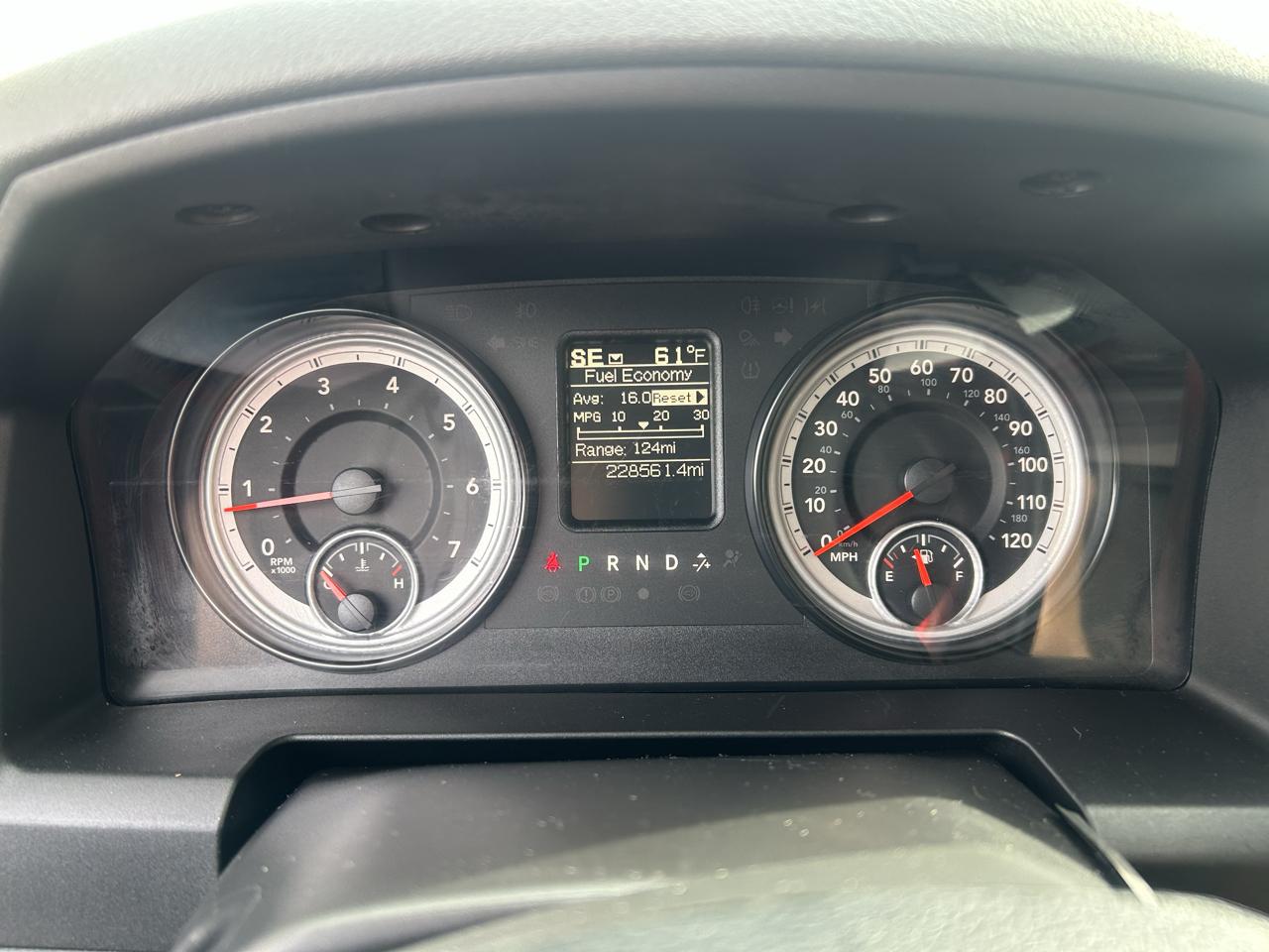 RAM 1500 4WD Quad Cab 140.5" ST 2016