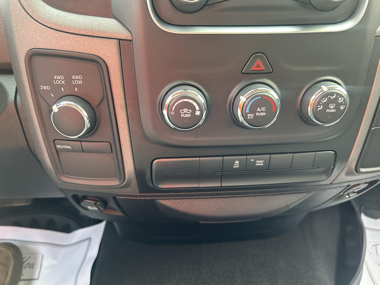 RAM 1500 4WD Quad Cab 140.5" ST 2016