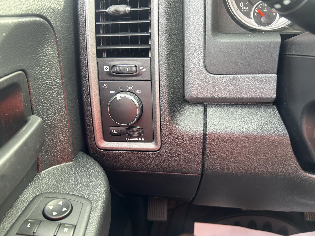 RAM 1500 4WD Quad Cab 140.5" ST 2016