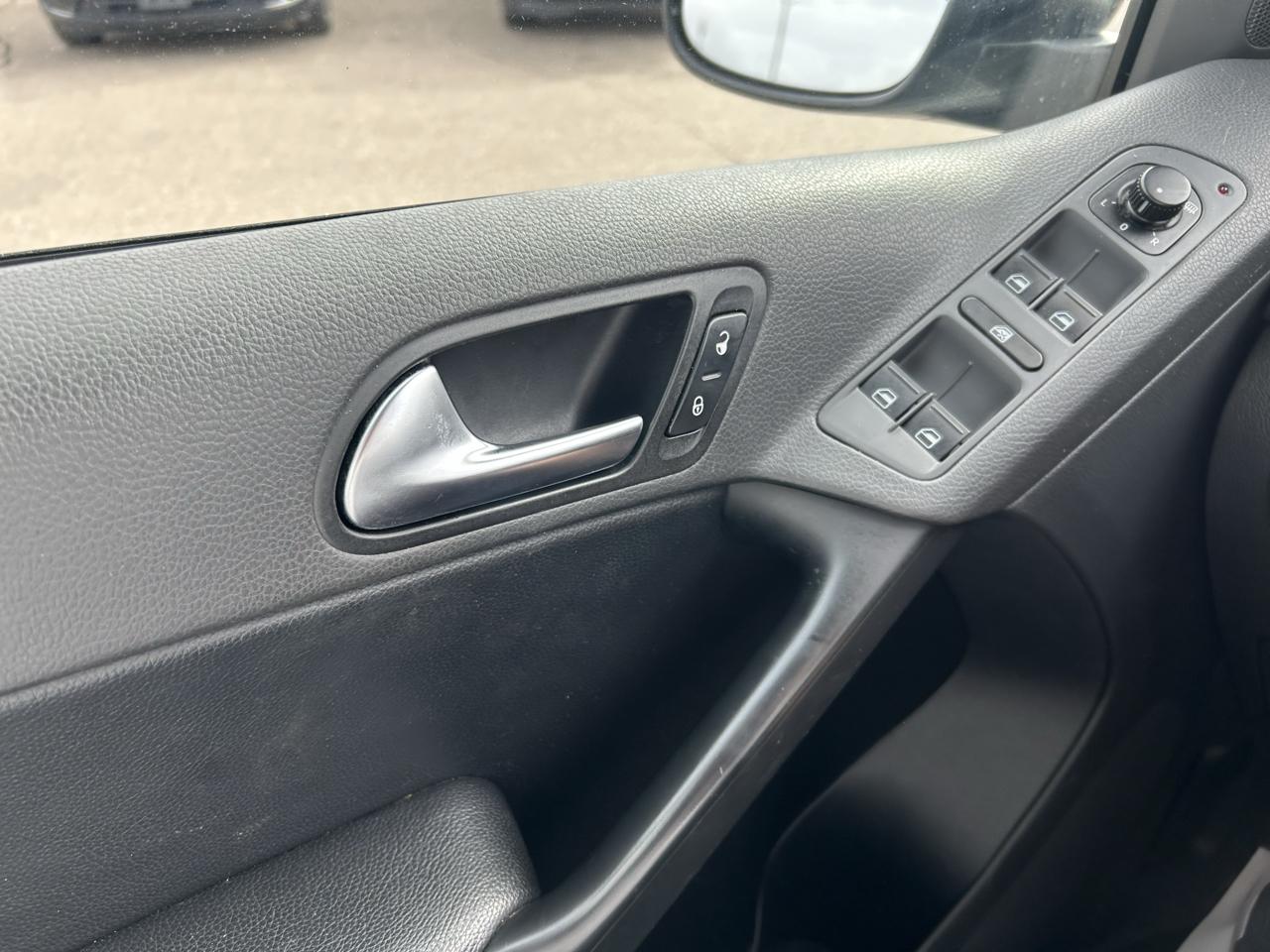 Volkswagen Tiguan 4WD 4dr S 4Motion 2011
