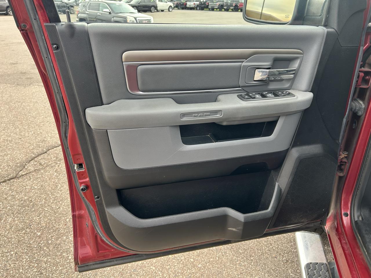 RAM 1500 4WD Crew Cab 140.5" Big Horn 2013