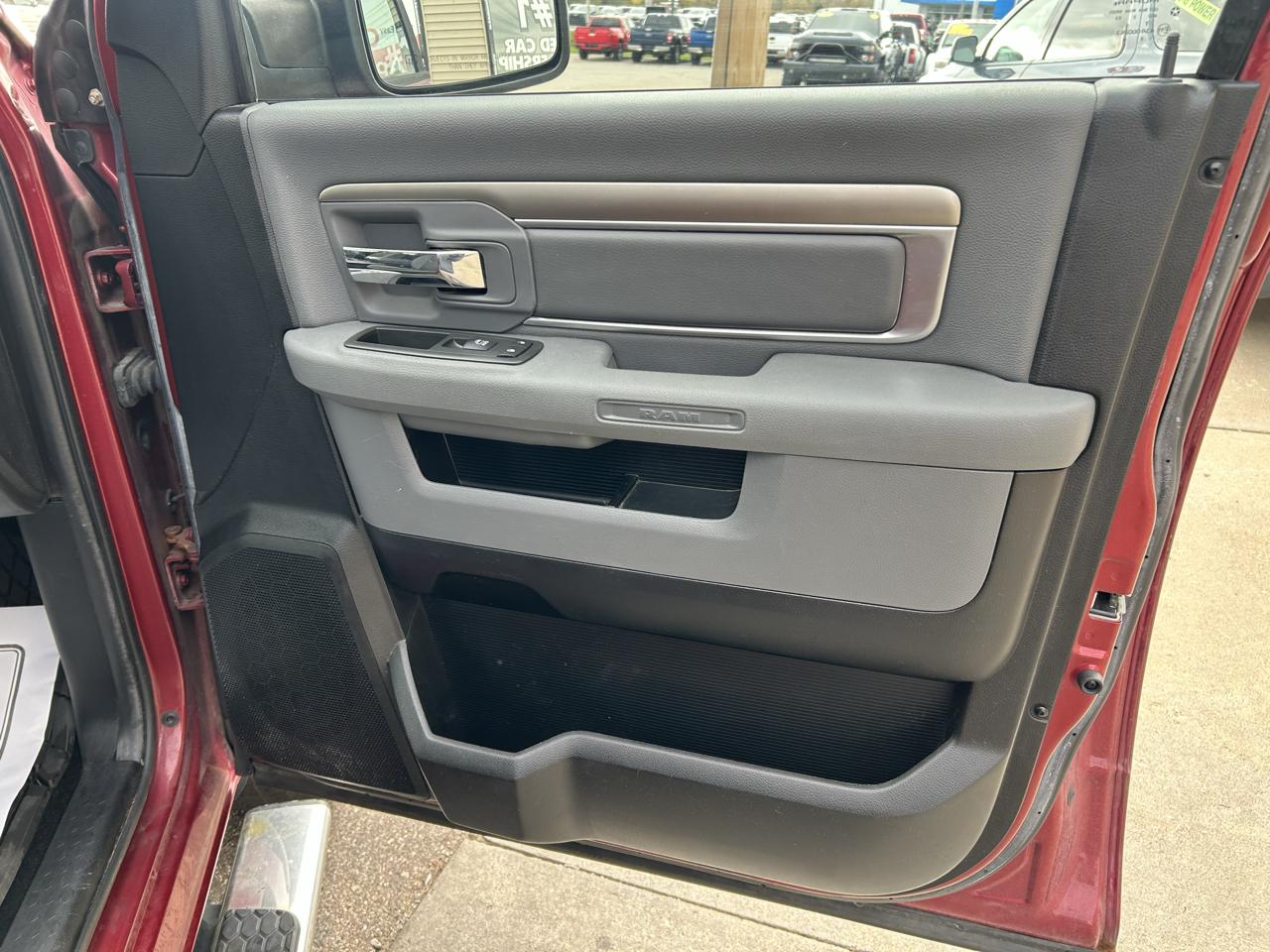 RAM 1500 4WD Crew Cab 140.5" Big Horn 2013