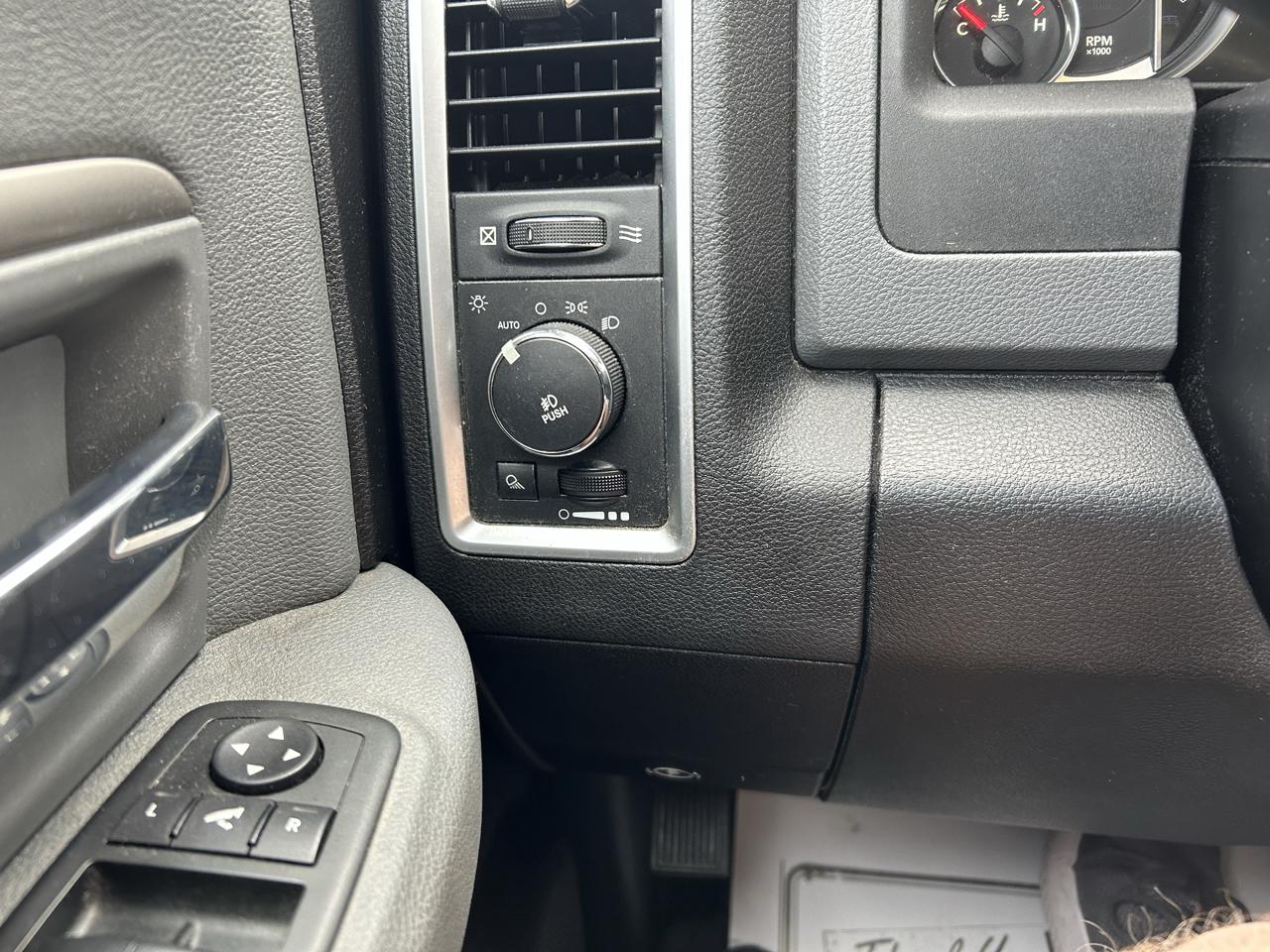 RAM 1500 4WD Crew Cab 140.5" Big Horn 2013