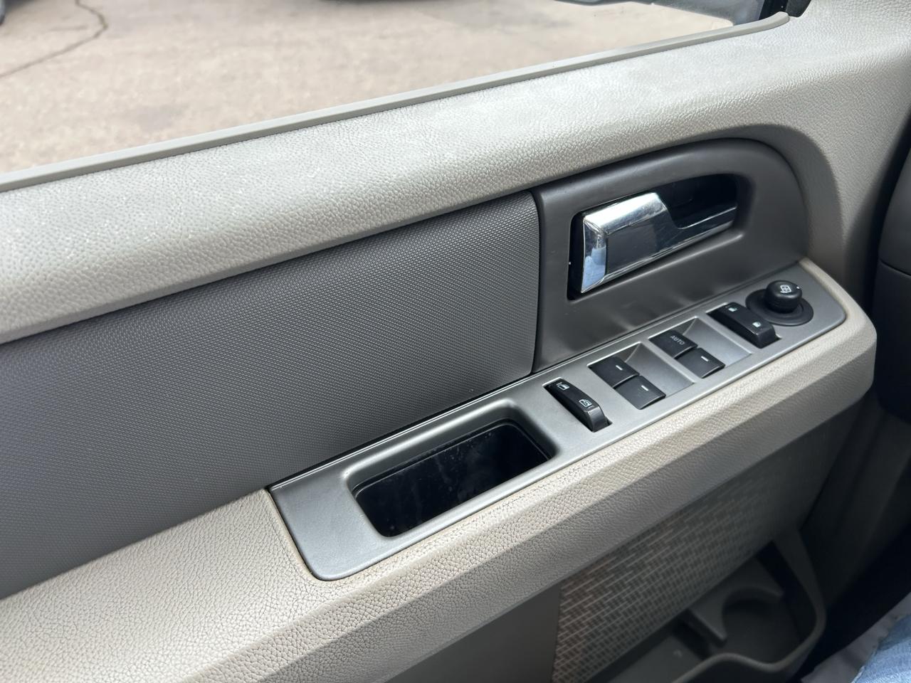 Ford Expedition 4WD 4dr King Ranch 2012