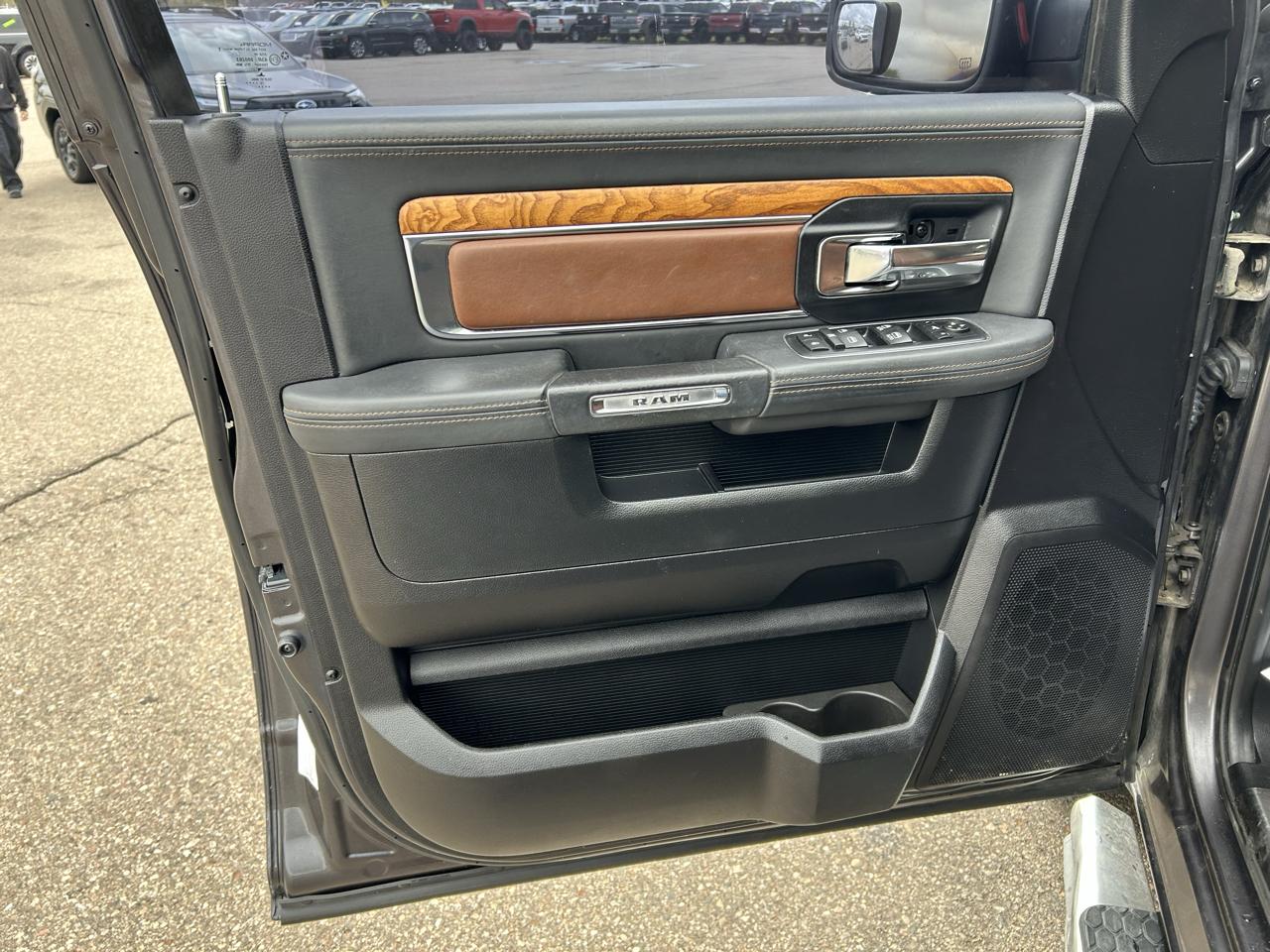 RAM 1500 4WD Crew Cab 140.5" Longhorn 2016
