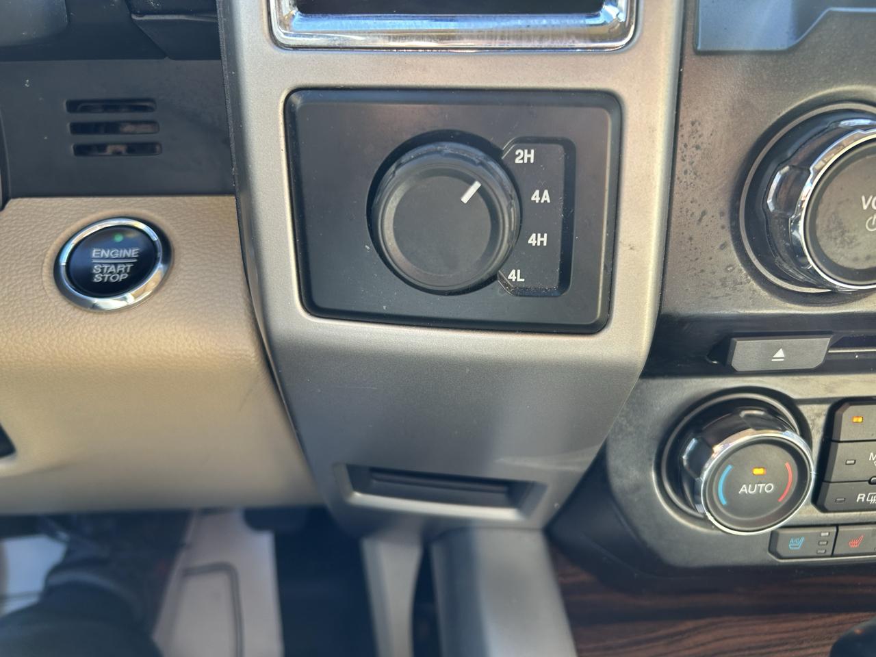 Ford F-150 4WD SuperCrew 145" Lariat 2015