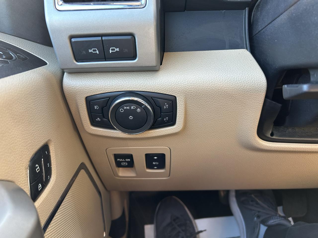 Ford F-150 4WD SuperCrew 145" Lariat 2015