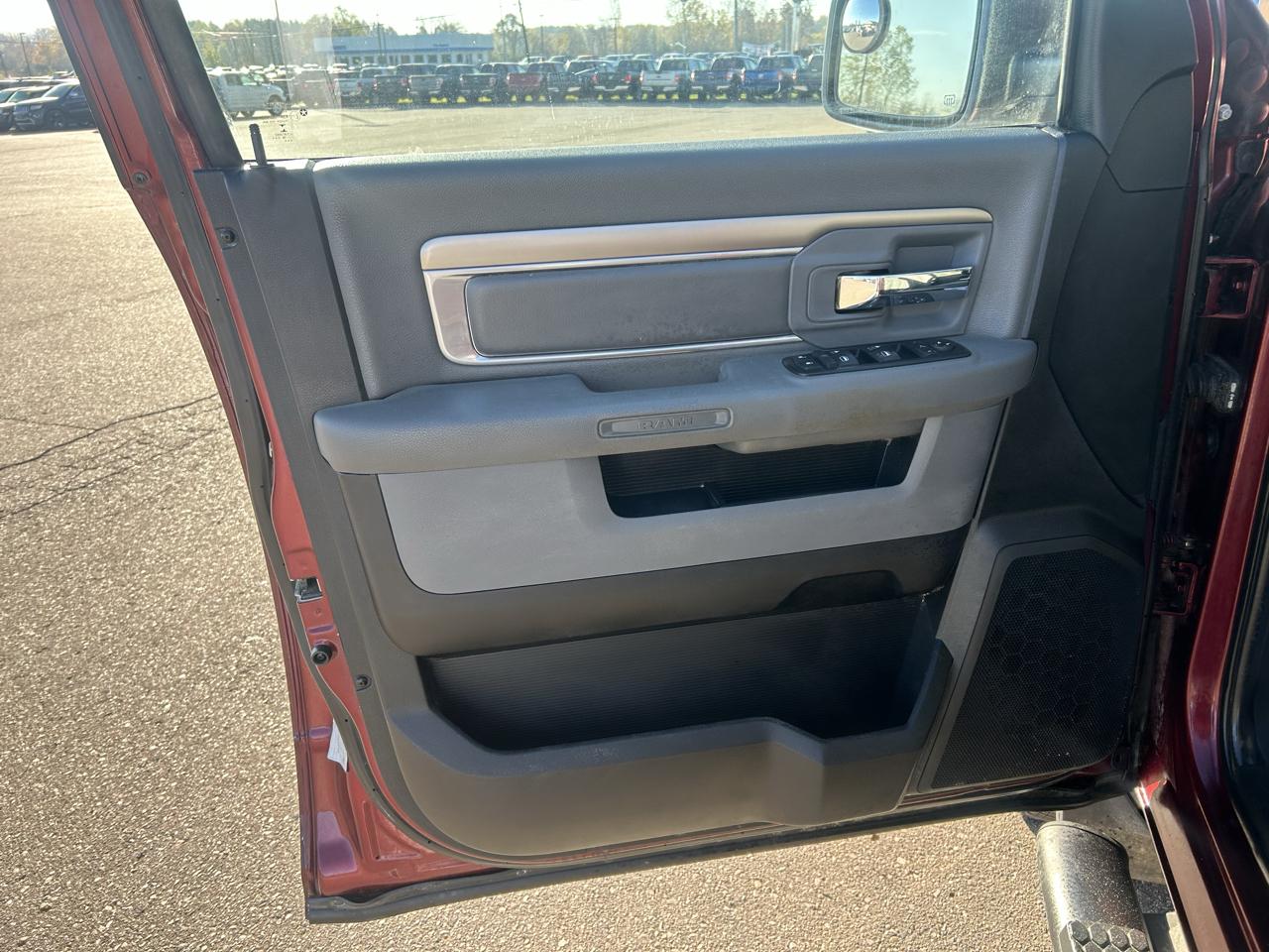 RAM 1500 4WD Crew Cab 140.5" Outdoorsman 2017