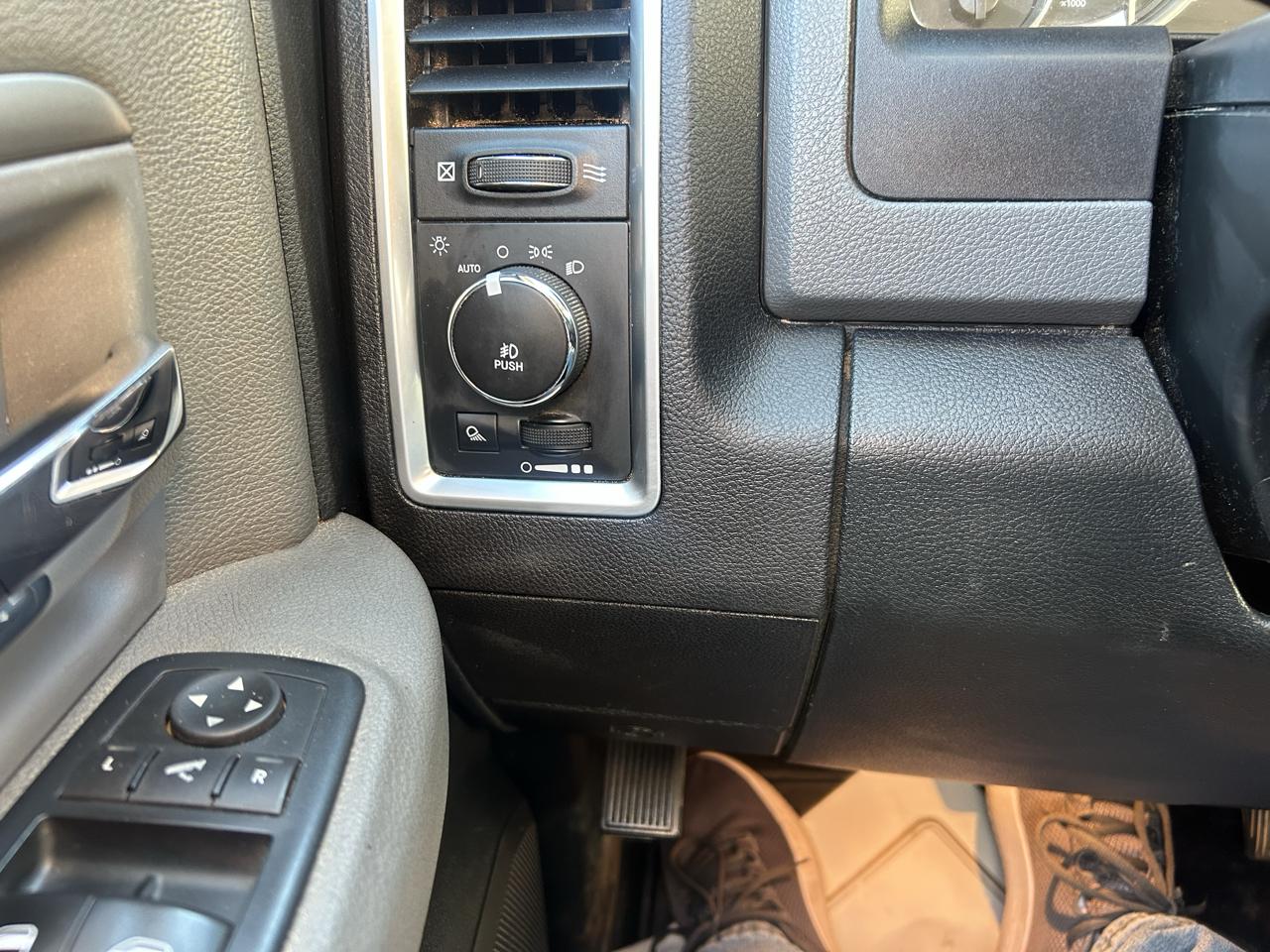 RAM 1500 4WD Crew Cab 140.5" Outdoorsman 2017