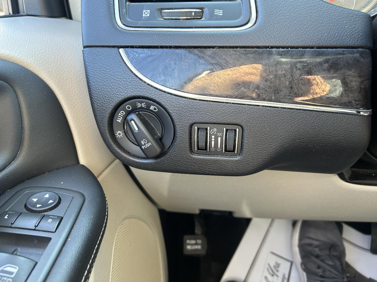 Chrysler Town & Country 4dr Wgn Touring-L 2013