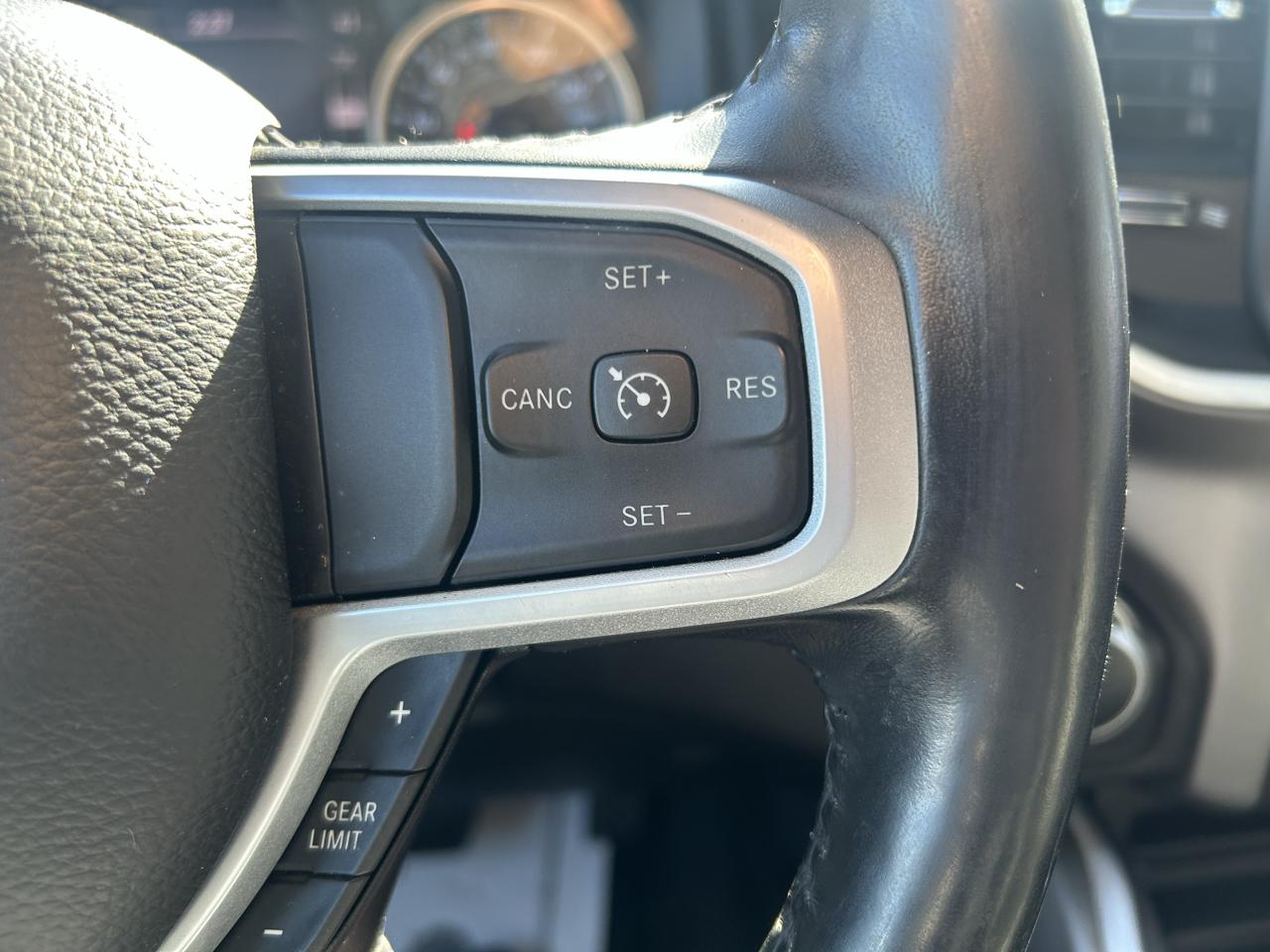RAM 1500 Big Horn 4x4 Crew Cab 5'7" Box 2020