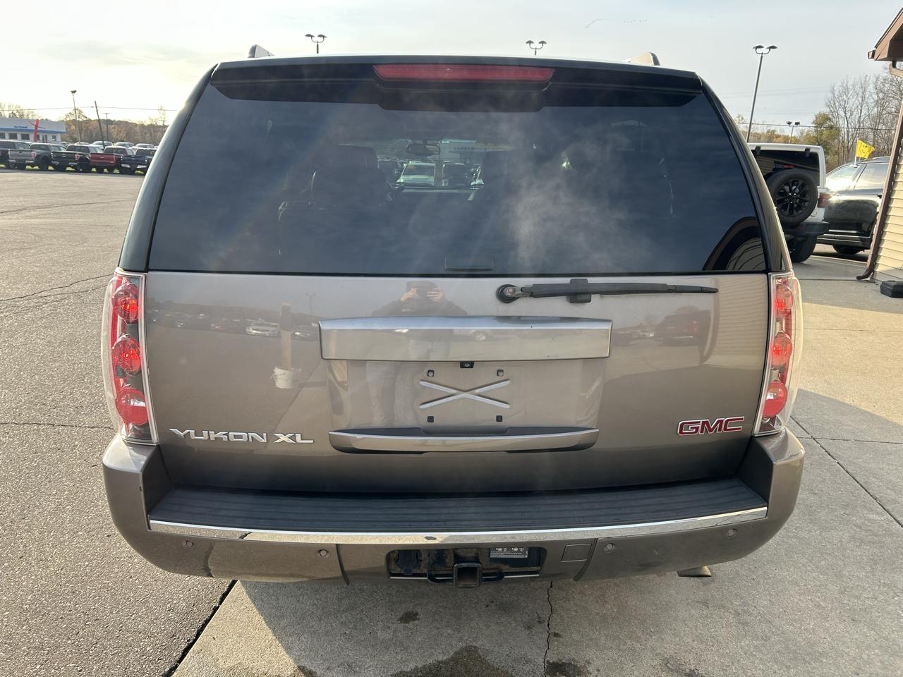 GMC Yukon XL AWD 4dr 1500 Denali 2013