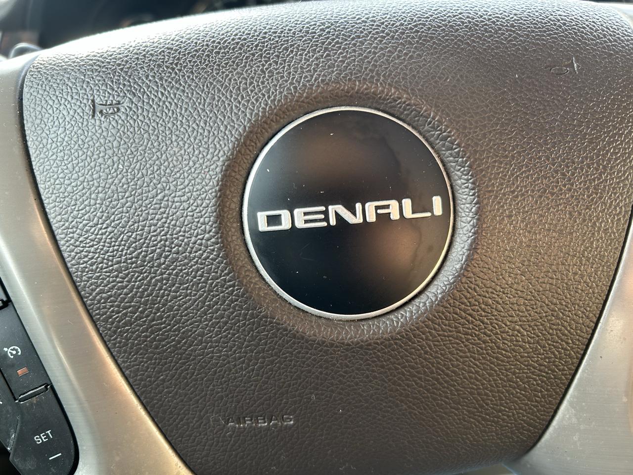 GMC Yukon XL AWD 4dr 1500 Denali 2013