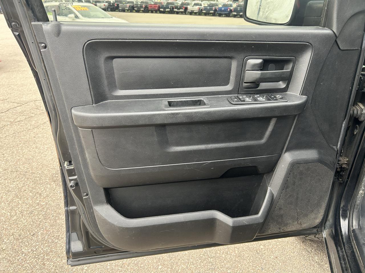 RAM 1500 4WD Crew Cab 140.5" Express 2014
