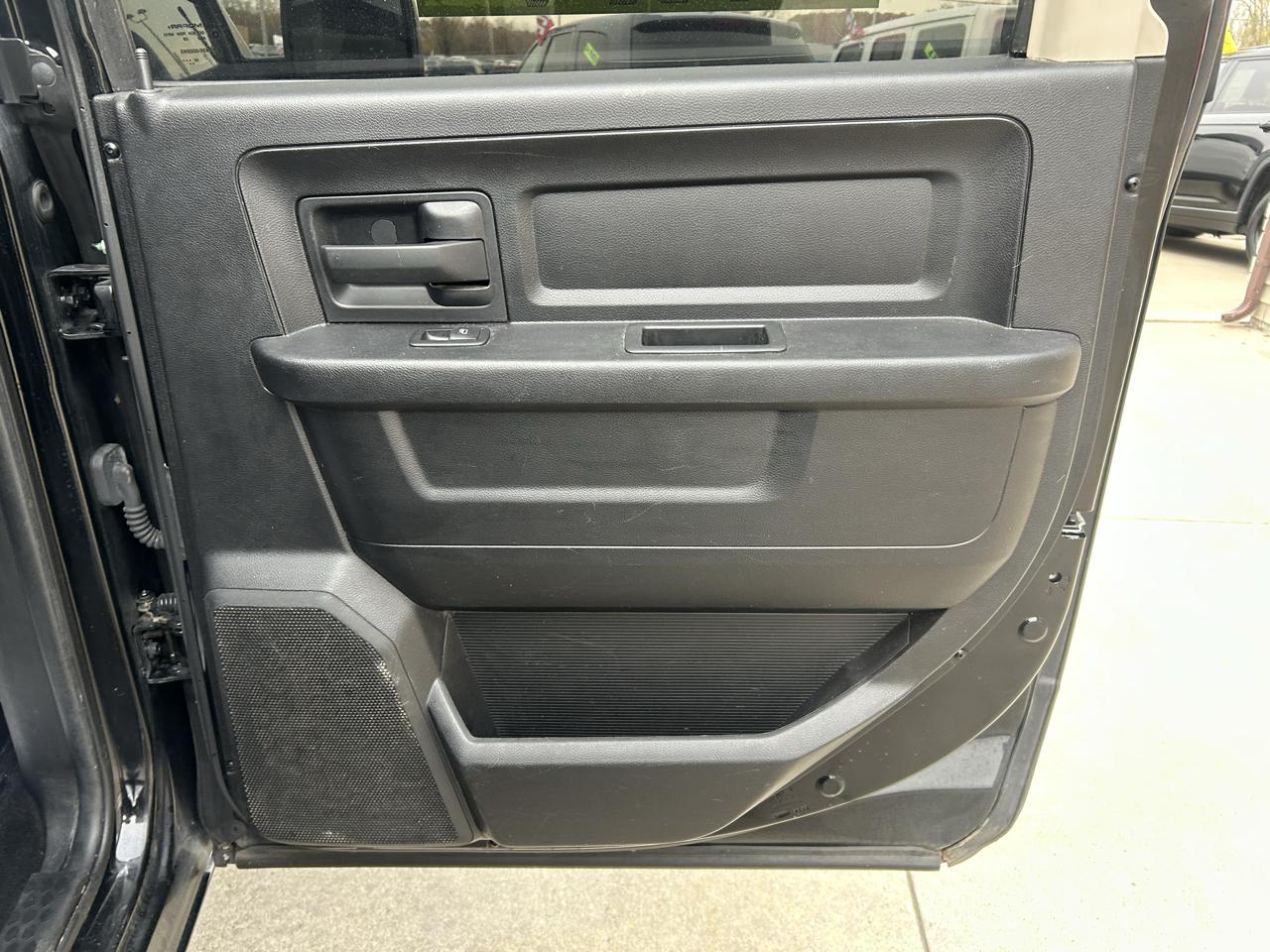 RAM 1500 4WD Crew Cab 140.5" Express 2014