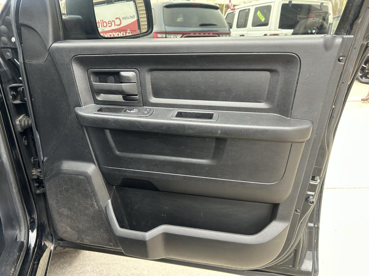 RAM 1500 4WD Crew Cab 140.5" Express 2014