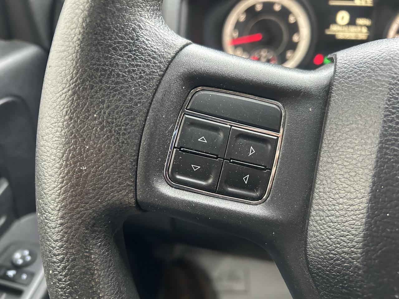 RAM 1500 4WD Crew Cab 140.5" Express 2014