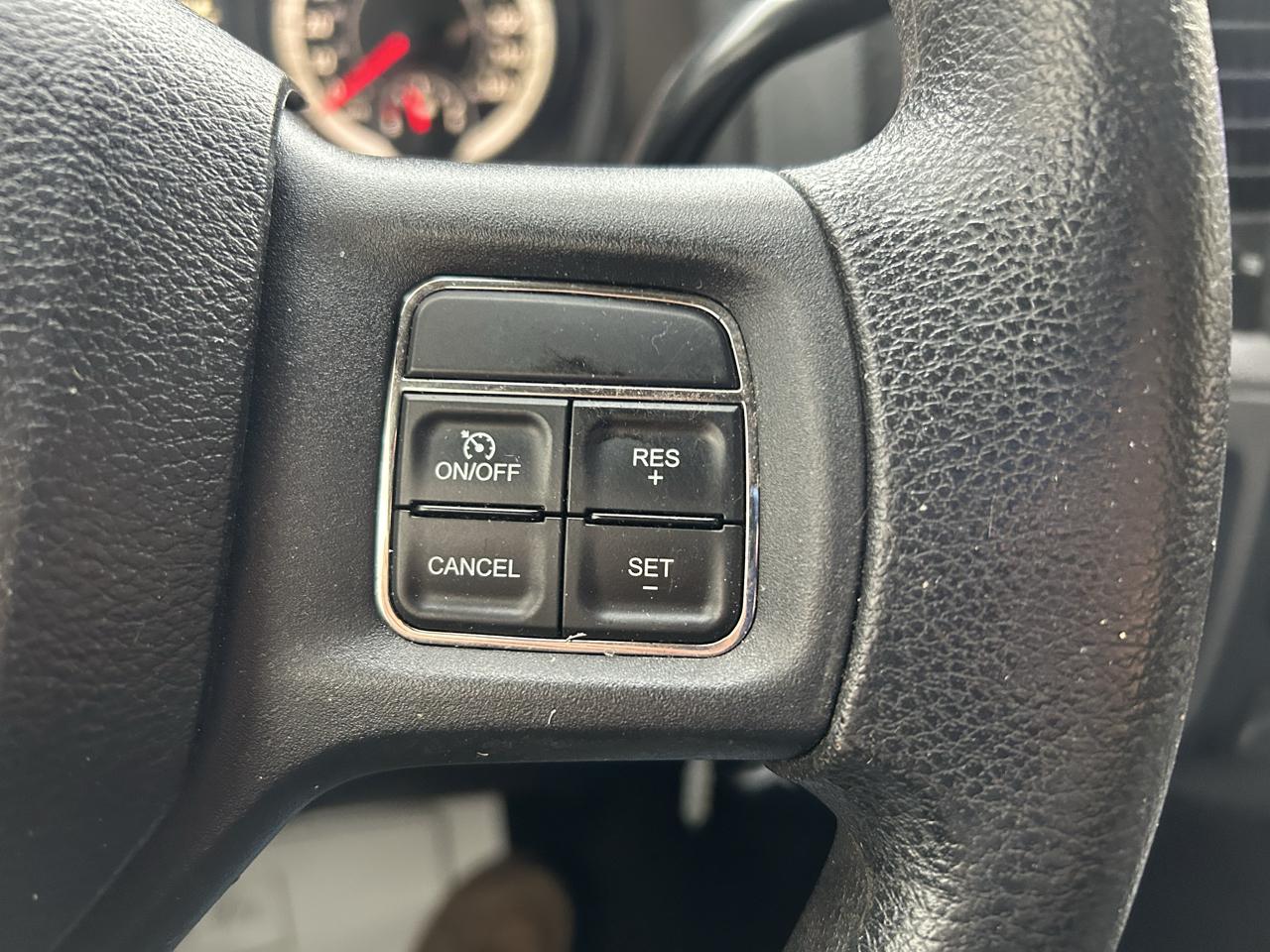 RAM 1500 4WD Crew Cab 140.5" Express 2014