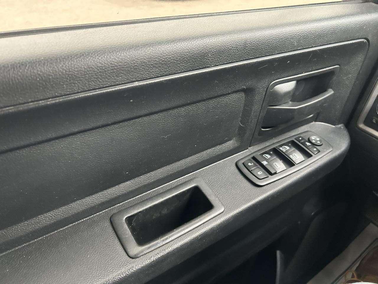 RAM 1500 4WD Crew Cab 140.5" Express 2014