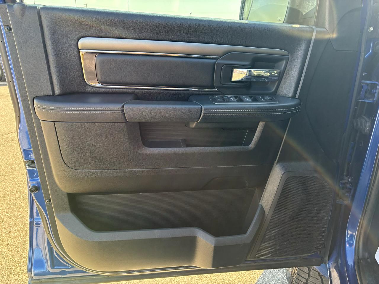 RAM 1500 4WD Crew Cab 140.5" Sport 2015