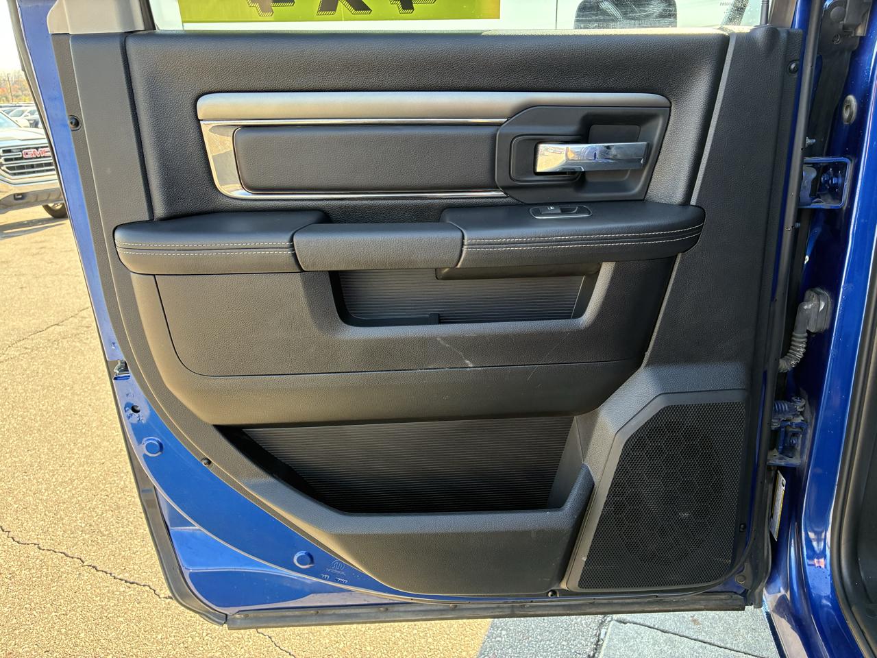 RAM 1500 4WD Crew Cab 140.5" Sport 2015
