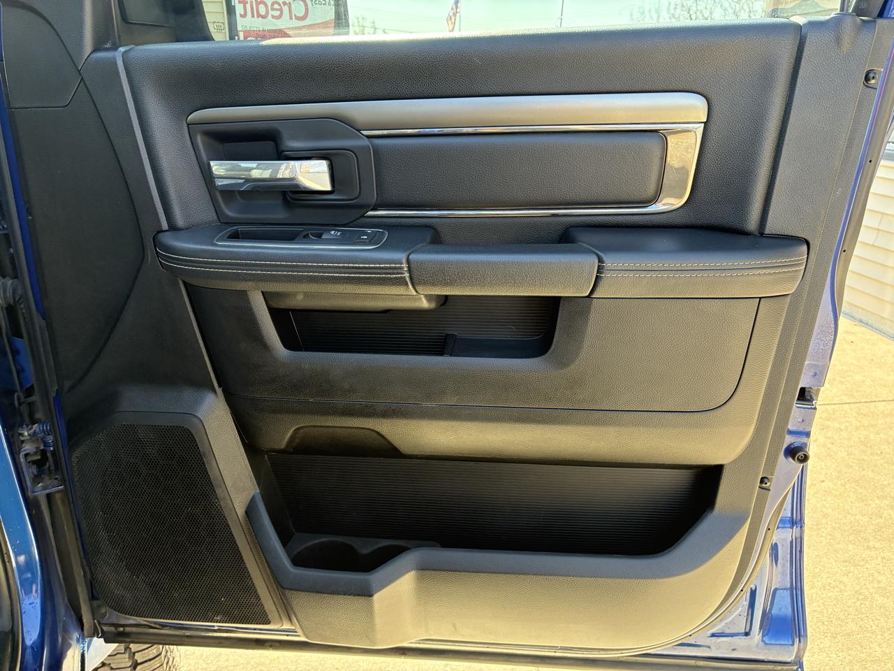 RAM 1500 4WD Crew Cab 140.5" Sport 2015