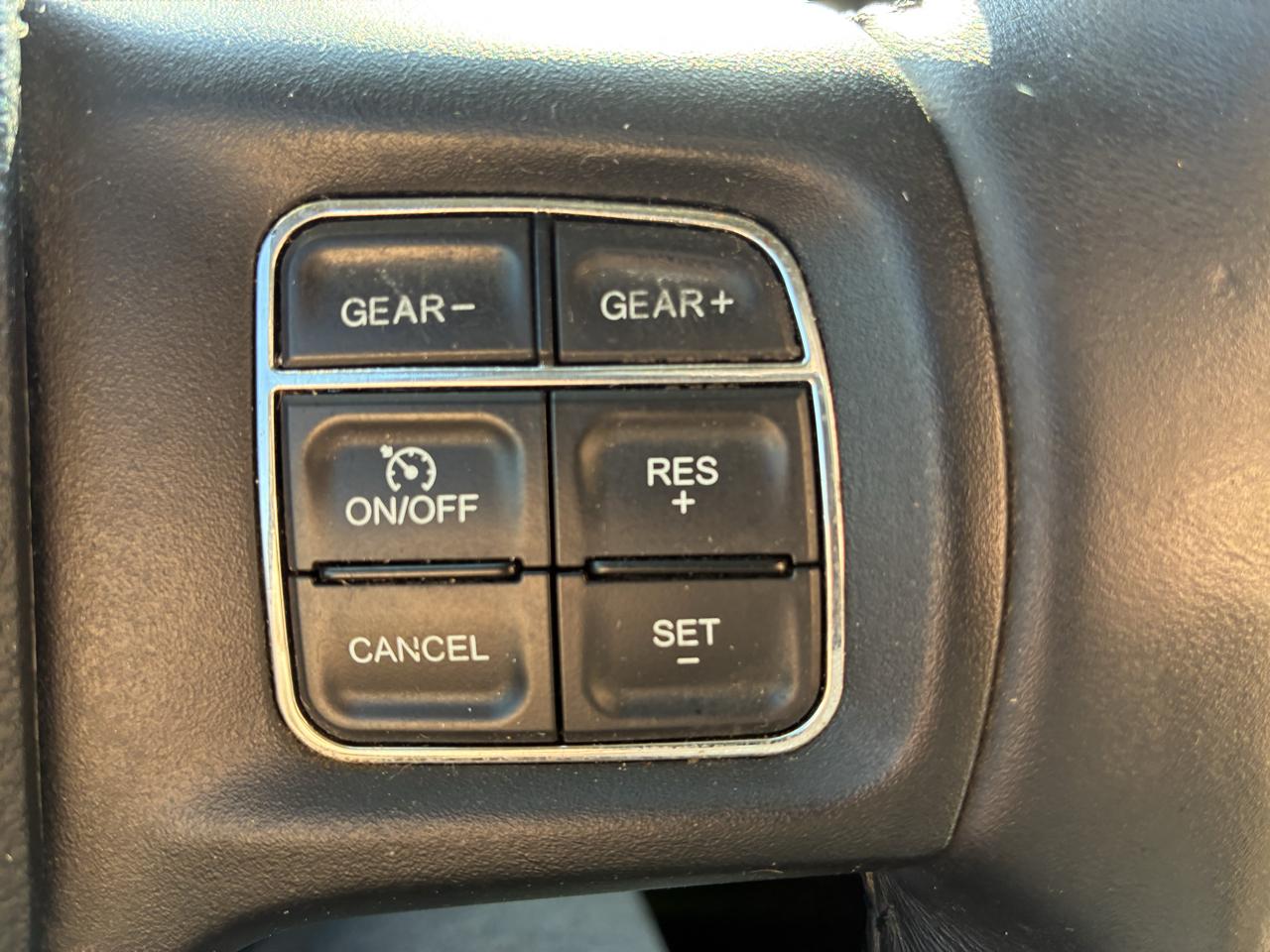 RAM 1500 4WD Crew Cab 140.5" Sport 2015