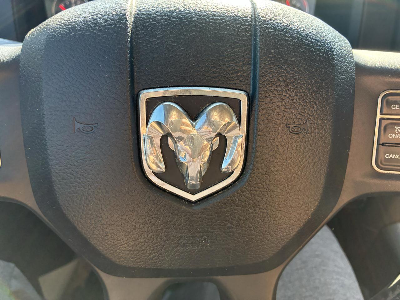 RAM 1500 4WD Crew Cab 140.5" Sport 2015