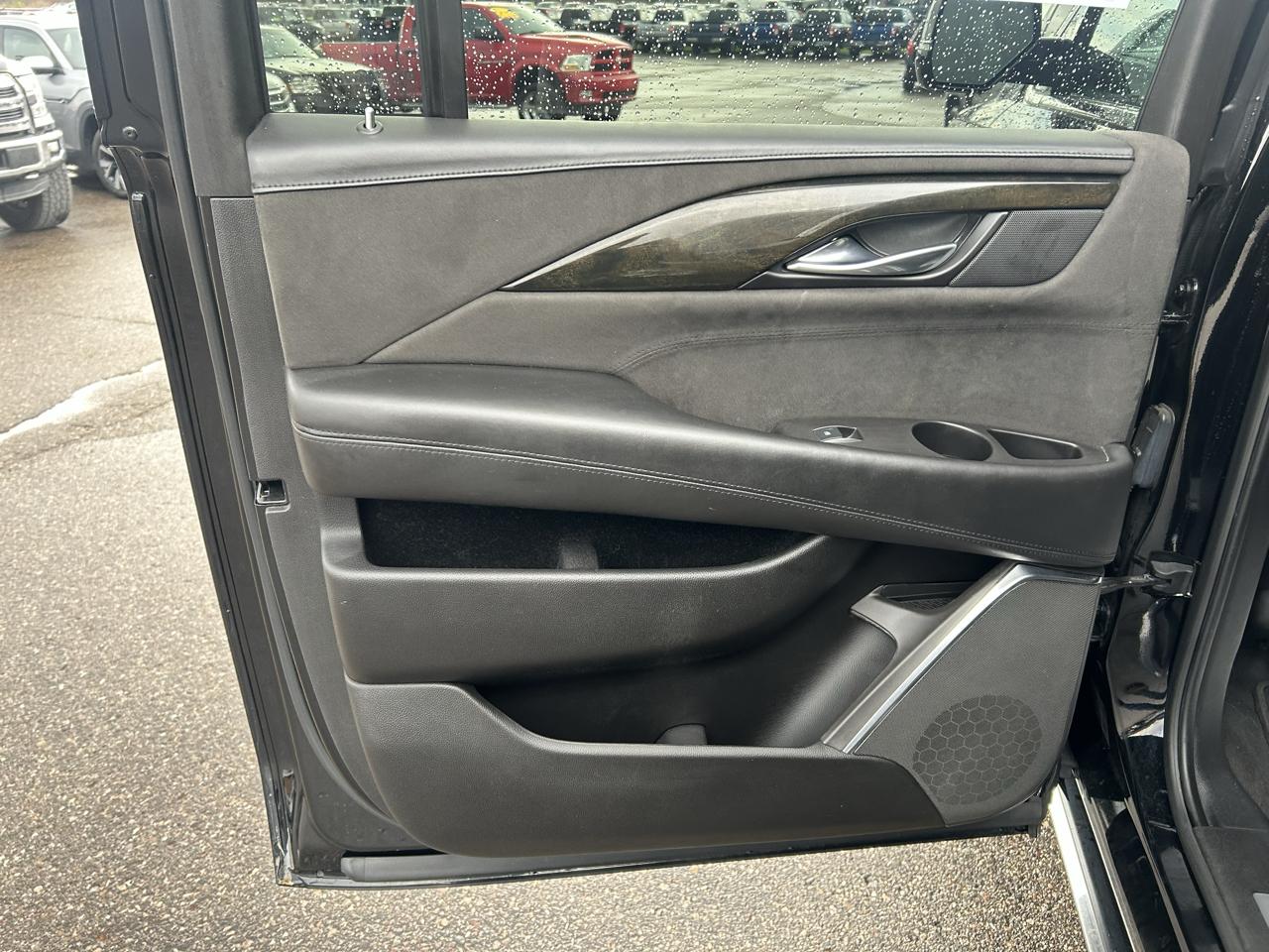 Cadillac Escalade ESV 4WD 4dr Platinum 2016