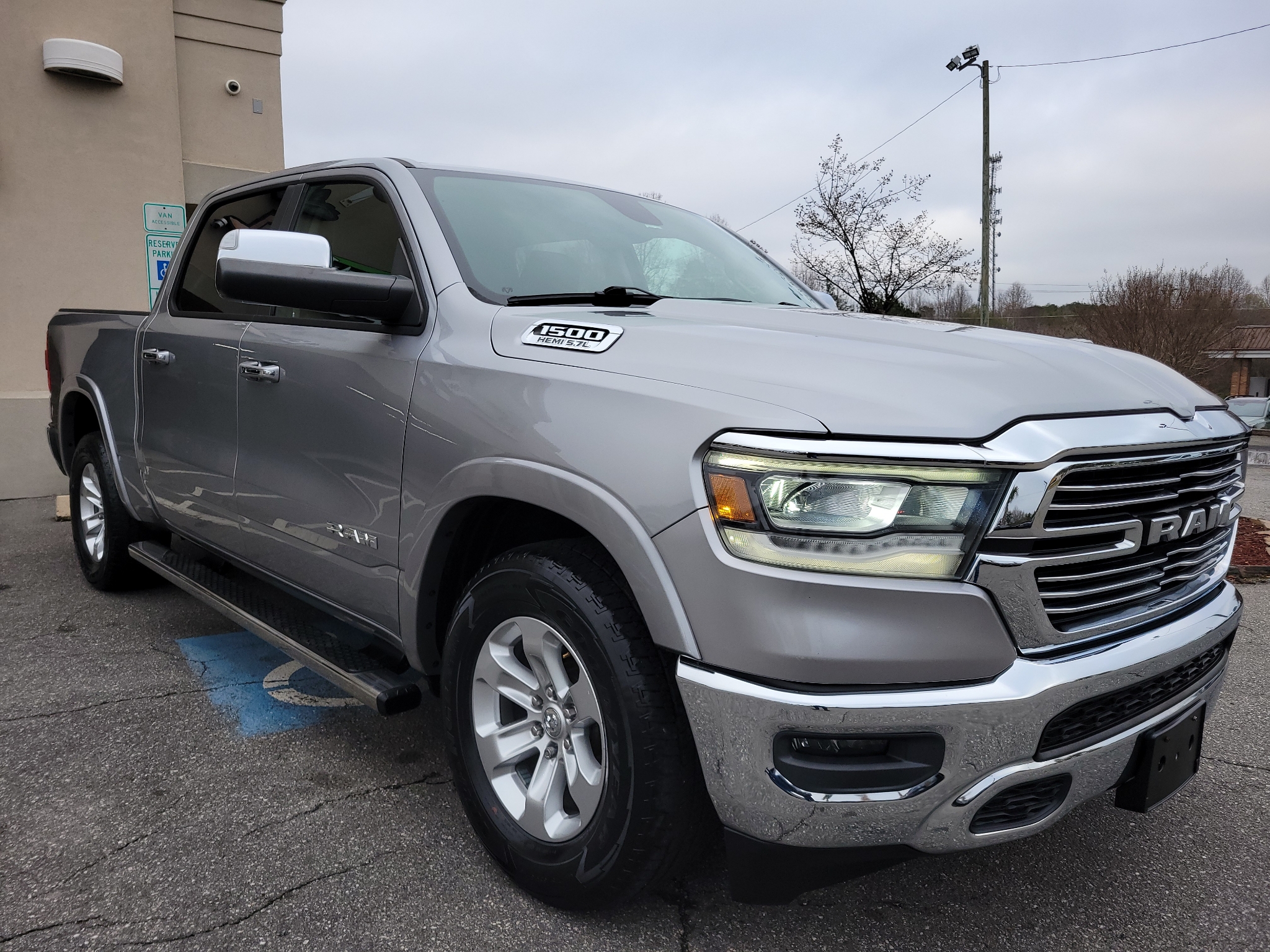 RAM 1500 Laramie 4x2 Crew Cab 5'7" Box 2019