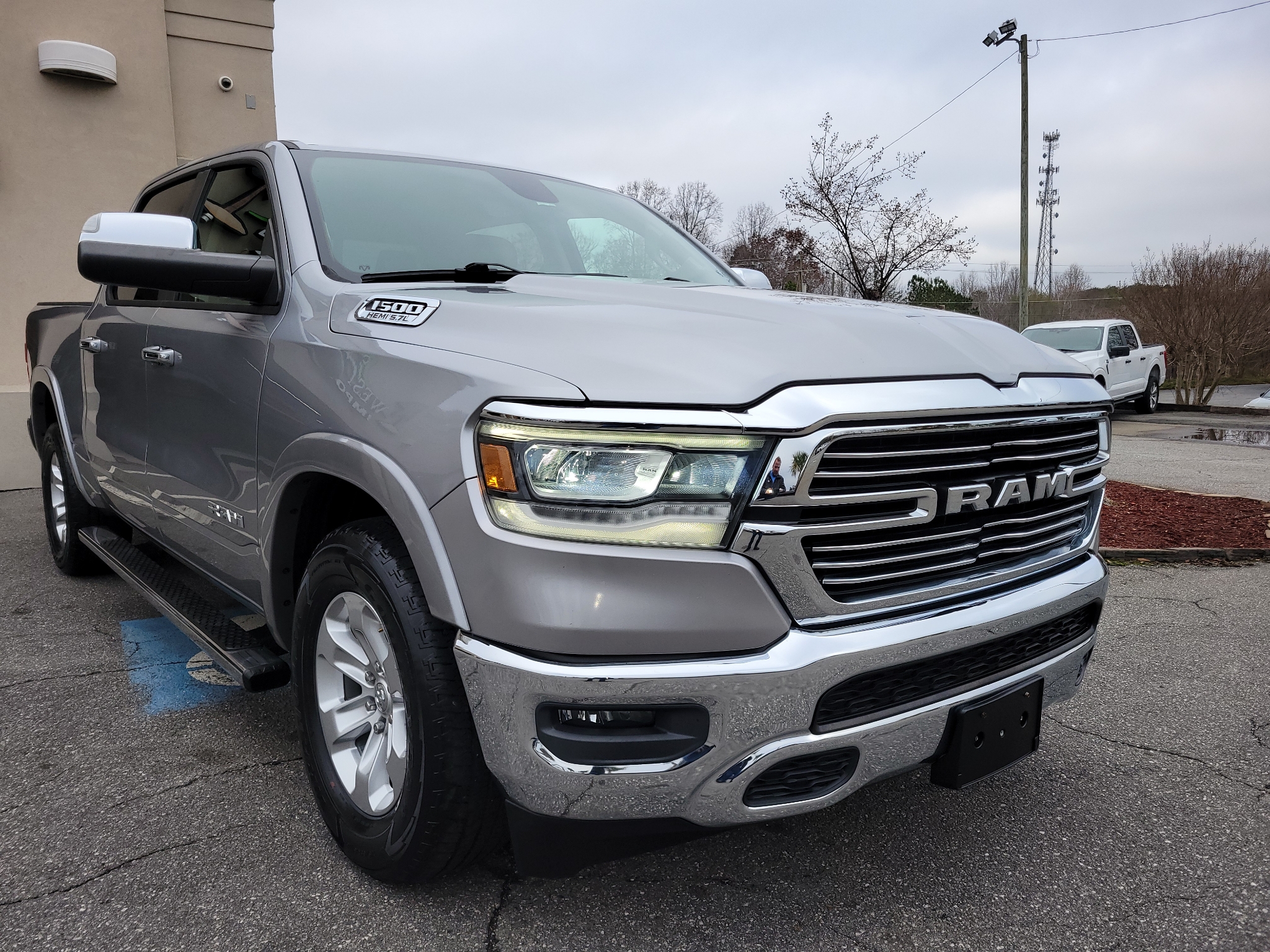 RAM 1500 Laramie 4x2 Crew Cab 5'7" Box 2019