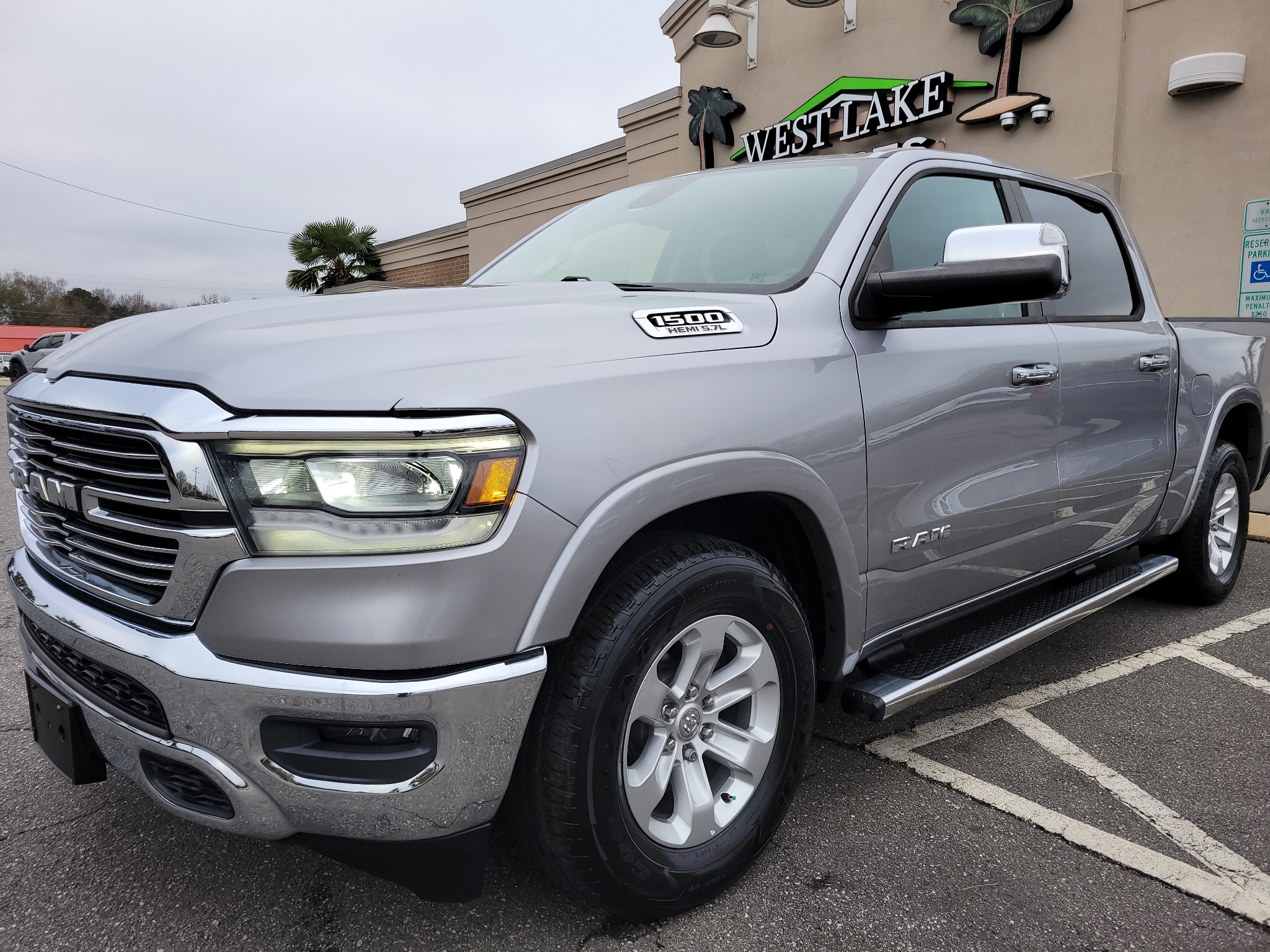 RAM 1500 Laramie 4x2 Crew Cab 5'7" Box 2019